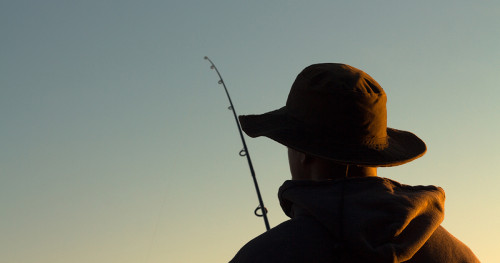 Insolite : il pêche un énorme masque FFP2 de 2 kilos à la bouillette
